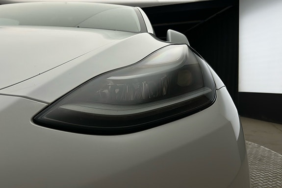 Tesla Model Y 10 of 26