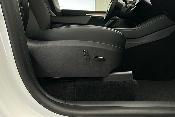 Tesla Model Y 18 of 26