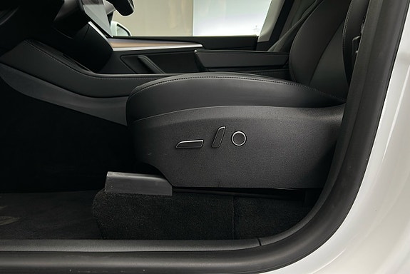 Tesla Model Y 17 of 26