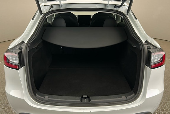 Tesla Model Y 13 of 26
