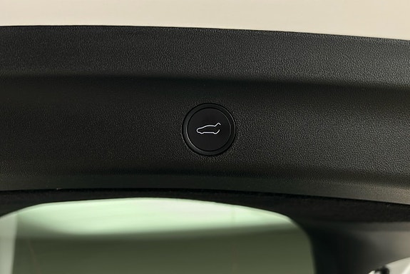 Tesla Model Y 14 of 26