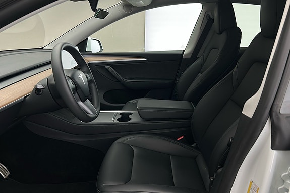 Tesla Model Y 9 of 26