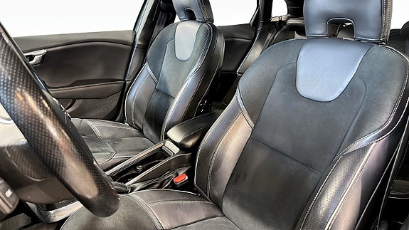 Volvo V40 8 of 17