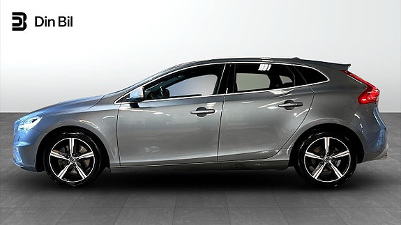 Volvo V40 2 of 17