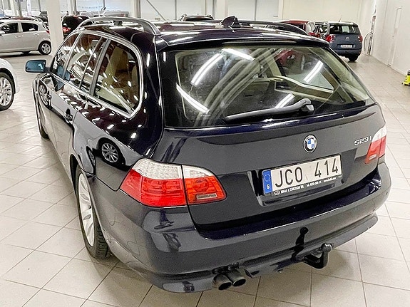 BMW 523i 3 of 5