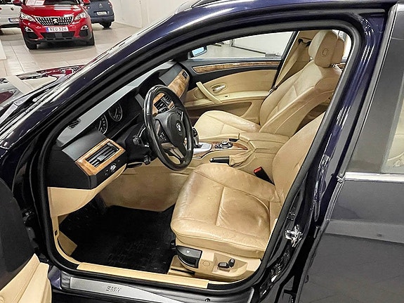 BMW 523i 4 of 5