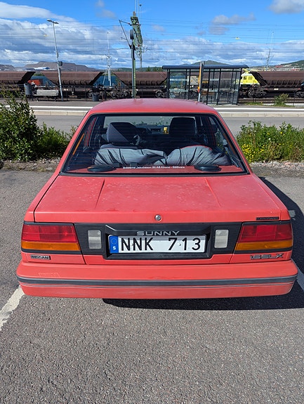Nissan Sunny 3 of 5