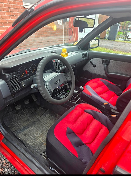 Nissan Sunny 2 of 5