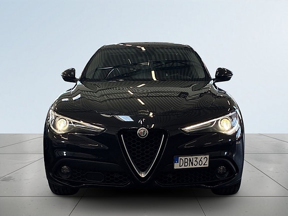 Alfa Romeo Stelvio 2 of 5