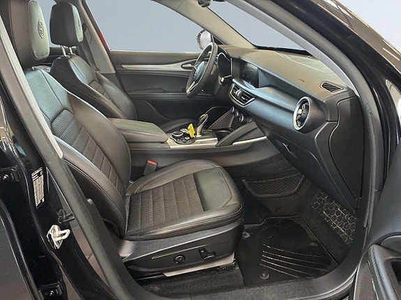Alfa Romeo Stelvio 10 of 27