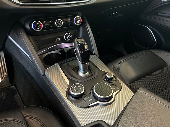 Alfa Romeo Stelvio 25 of 27