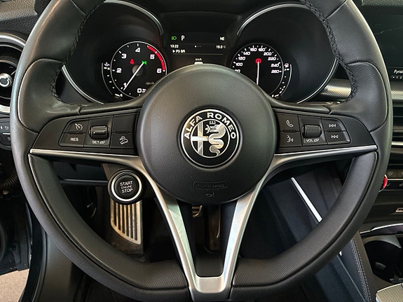 Alfa Romeo Stelvio 22 of 27