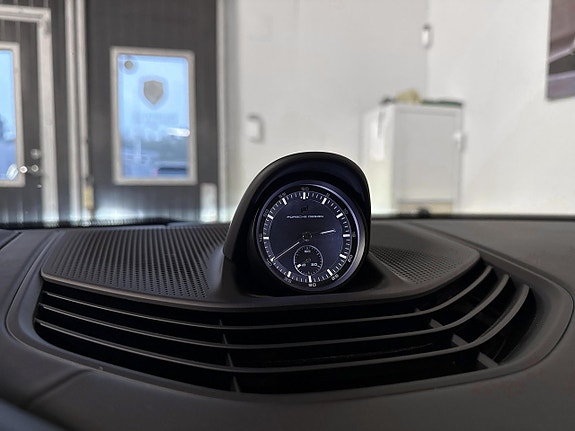 Porsche Taycan 21 of 27