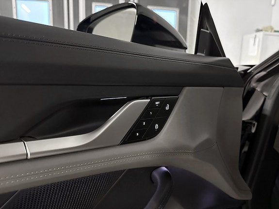 Porsche Taycan 18 of 27