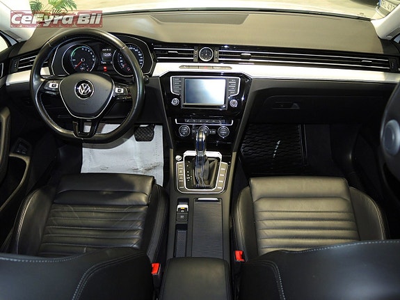Volkswagen Passat 11 of 26