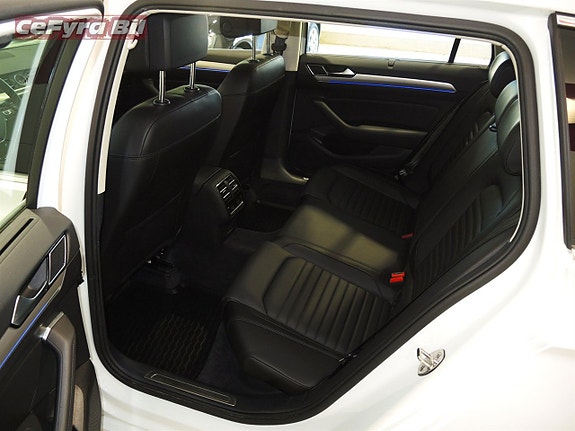 Volkswagen Passat 15 of 26