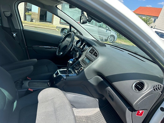 Peugeot 5008 2 of 10