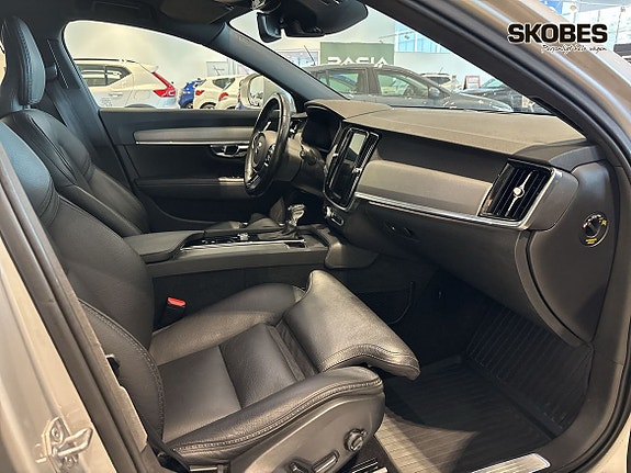 Volvo V90 Cross Country 10 of 25