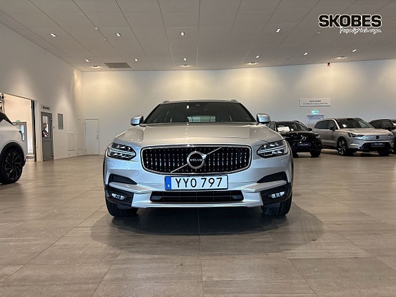 Volvo V90 Cross Country 2 of 25