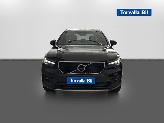 Volvo XC40 2 of 16