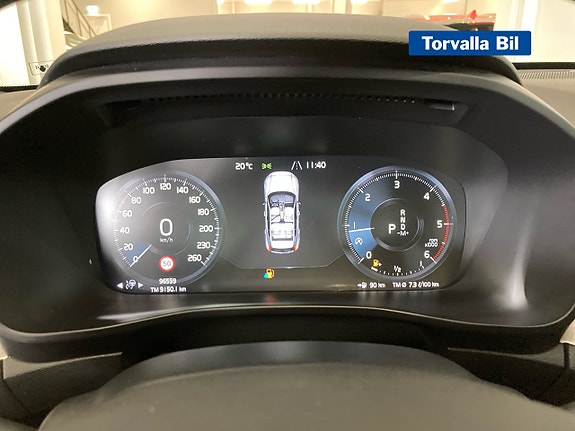 Volvo XC40 10 of 16