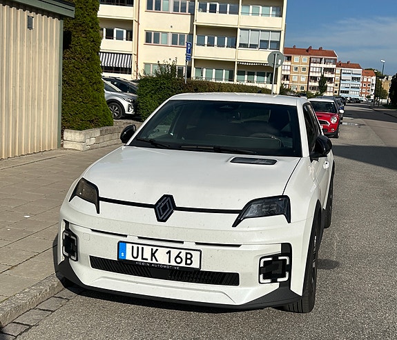 Renault 5 E-Tech 2 of 3