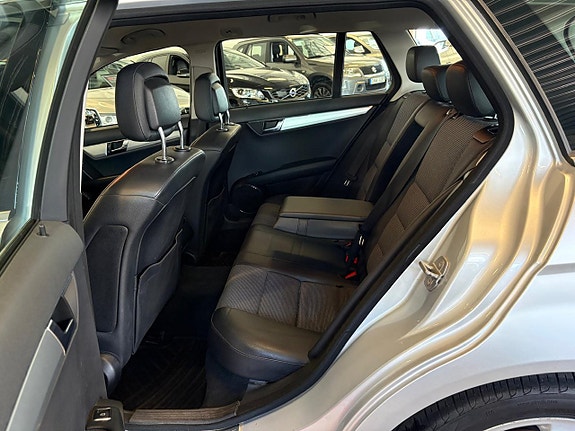 Mercedes-Benz C220 11 of 16