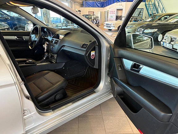 Mercedes-Benz C220 14 of 16
