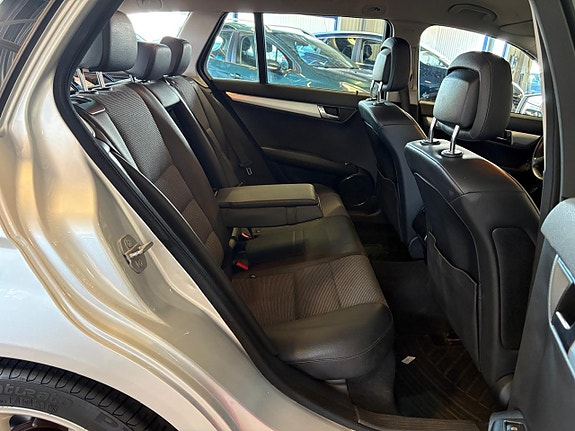 Mercedes-Benz C220 13 of 16