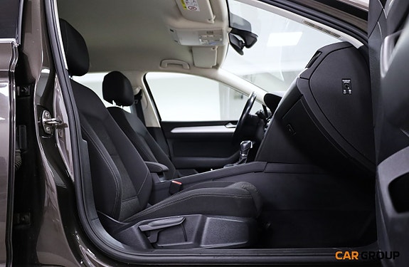 Volkswagen Passat 13 of 19