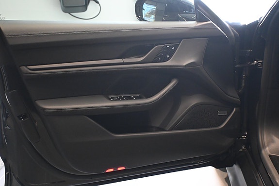Porsche Taycan Sport Turismo 11 of 27