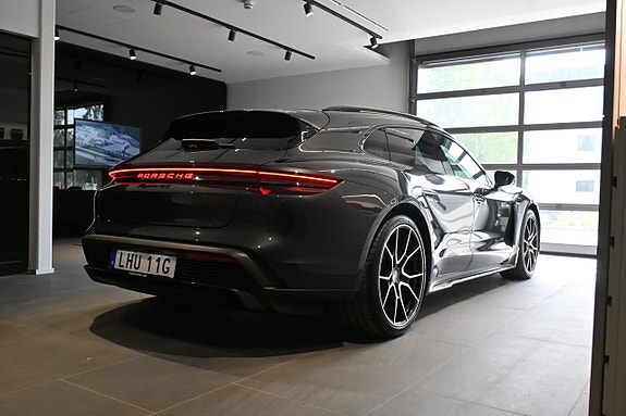 Porsche Taycan Sport Turismo 10 of 27
