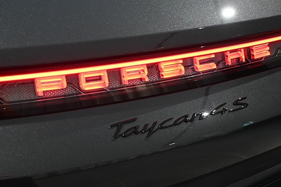 Porsche Taycan Sport Turismo 8 of 27