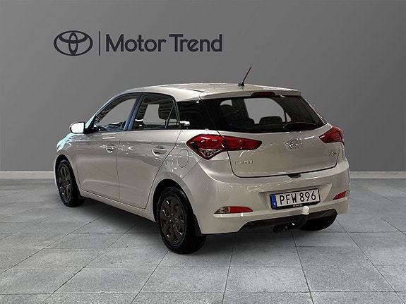 Hyundai i20 2 of 5