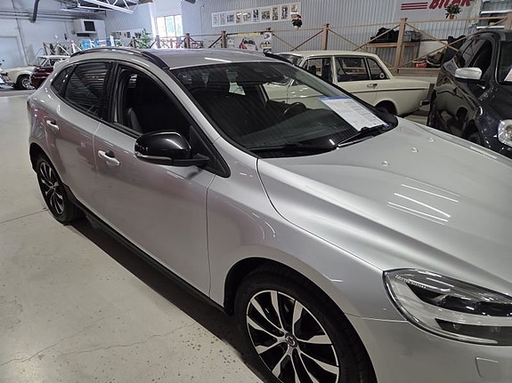 Volvo V40 Cross Country 3 of 5