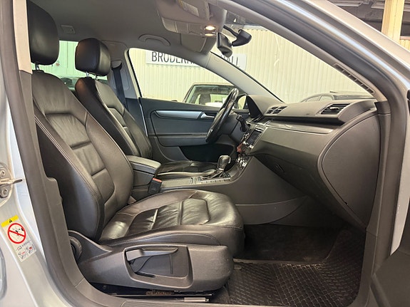 Volkswagen Passat 12 of 15