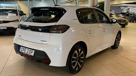 Peugeot 208 3 of 5