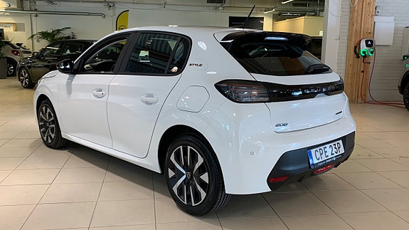 Peugeot 208 2 of 5