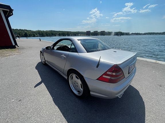 Mercedes-Benz SLK320 4 of 5