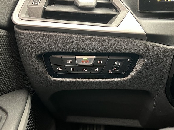 BMW 330e 29 of 30