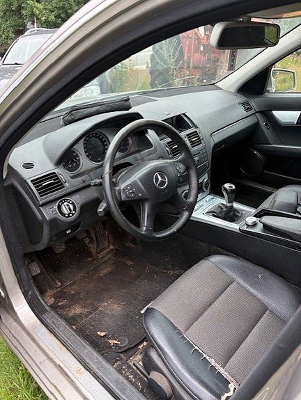 Mercedes-Benz C180 5 of 6