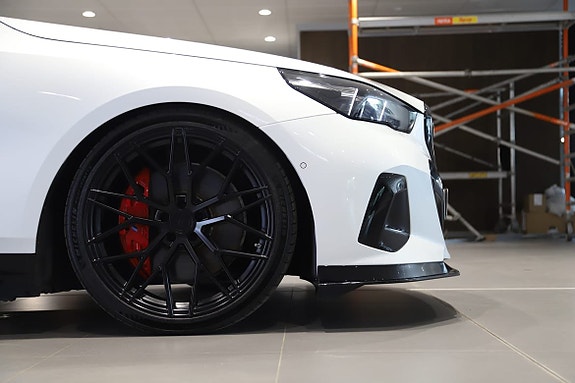 BMW i5 4 of 5