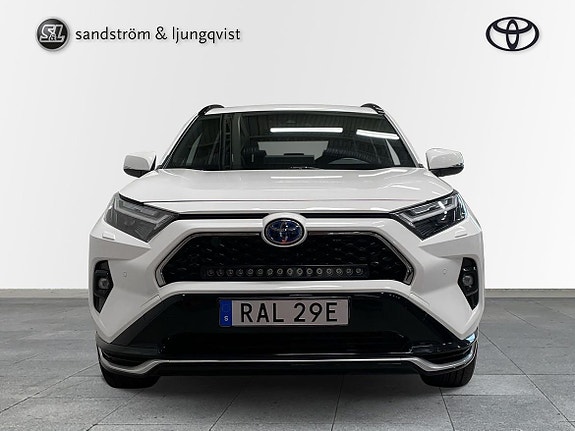 Toyota RAV4 Plug-in Hybrid 2 of 5
