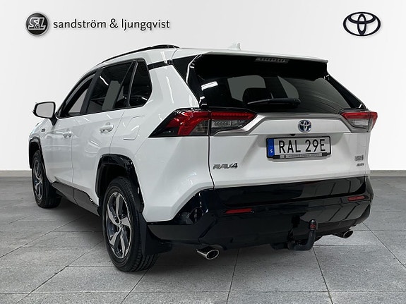 Toyota RAV4 Plug-in Hybrid 4 of 5