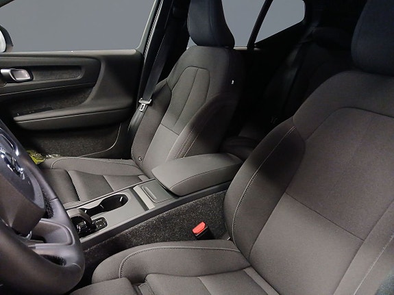 Volvo EX40 7 of 15