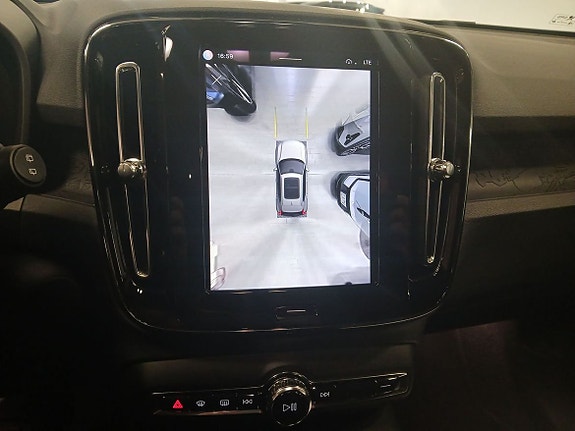 Volvo EX40 13 of 15