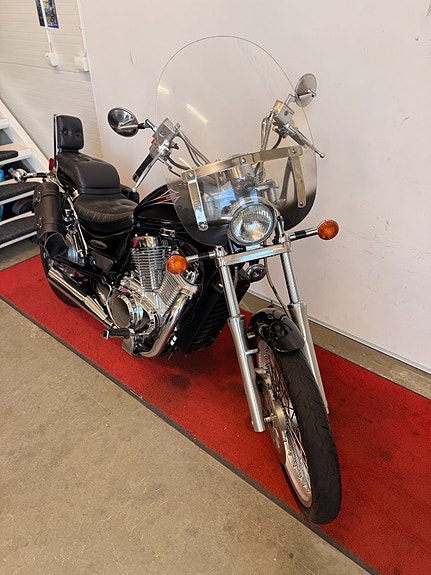 Suzuki Intruder VS600GLU 3 of 7