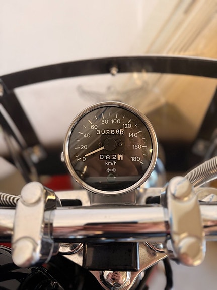 Suzuki Intruder VS600GLU 2 of 7