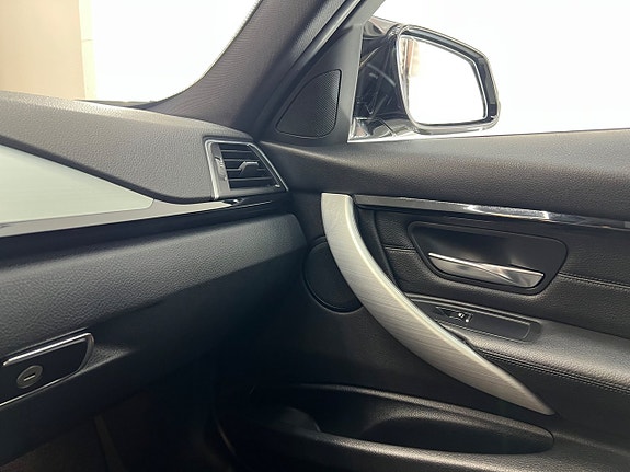 BMW 330i 18 of 30