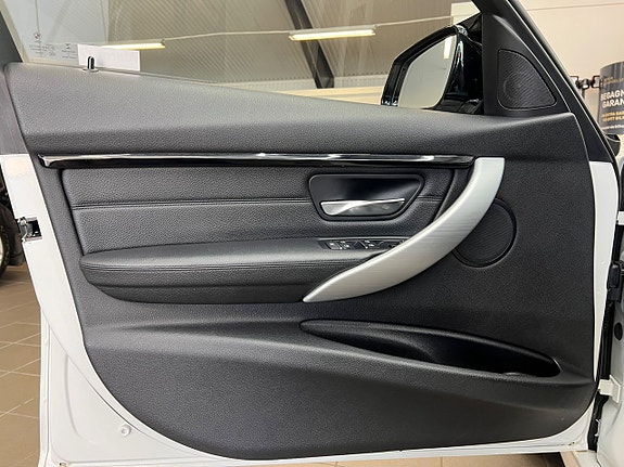 BMW 330i 27 of 30